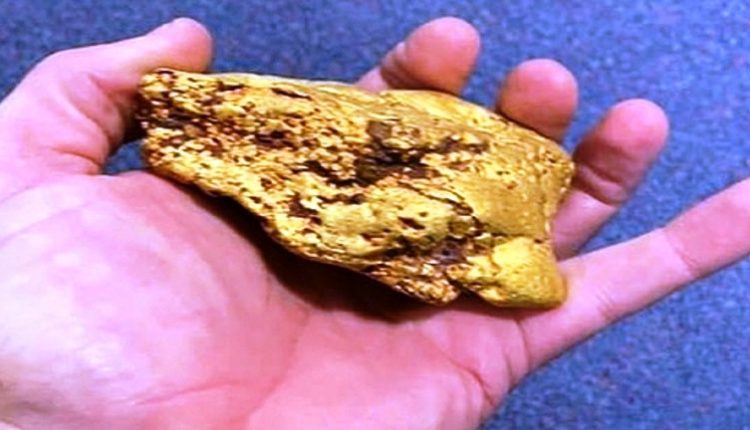 أسترالي يعثر على قطعة ذهب خالص وزنها 1.4 كيلوغرام