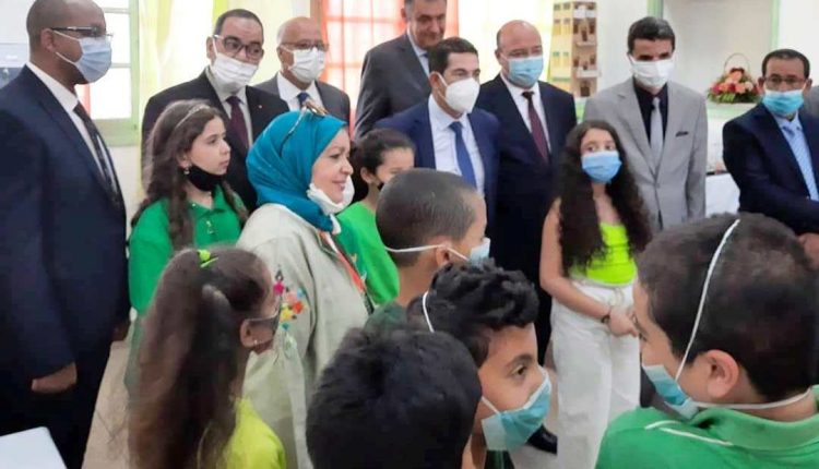الوزير أمزازي يثمن بمراكش جهود وفن التشكيلية زهراء حنصالي (2)