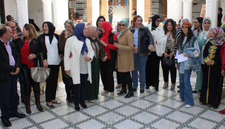 الفنانة التشكيلية المغربية فوزية حدوكة، تكشف أبعاد ومضامين تظاهرة تشكيليات الحمراء (1)