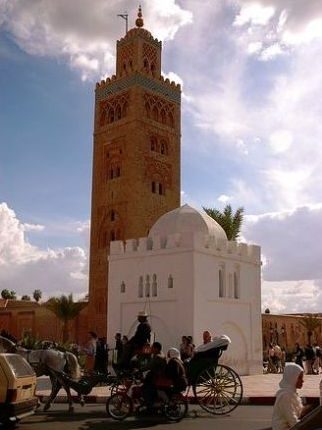 الحرارة تُخرج المراكشيين من بيوتهم ، وتجلب السياح والزوار نحو منتجعات 4