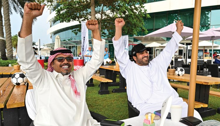 فوز غير متوقع للسعودية على الأرجنتين وجوائز للجمهور الحاضر في اللقاء الكروي