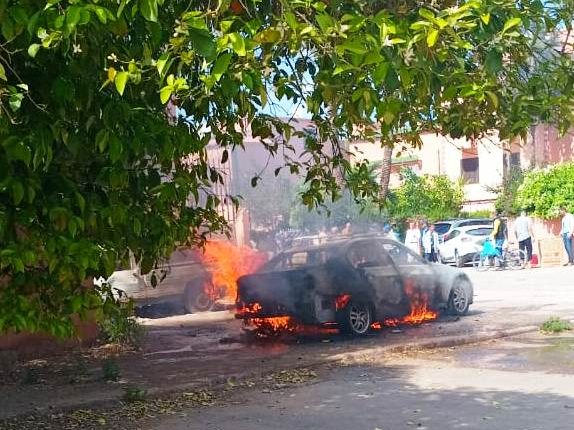 حريق سيارة مهملة بحي إسيل في مراكش،يُساءِلُ خطورة الظاهرة على أمن وصحة الساكنة